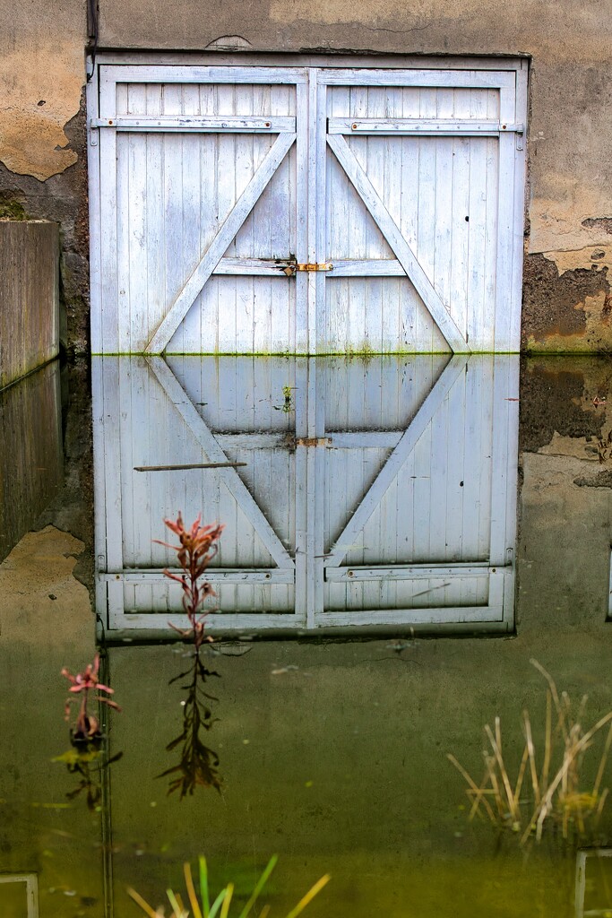 The reflection under the barn by okvalle