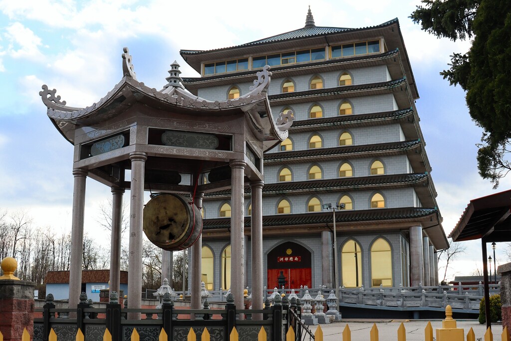 Ten Thousand Buddhas Sarira Stupa by princessicajessica