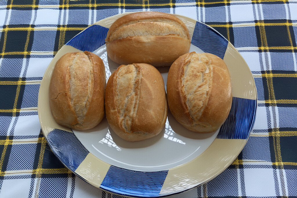 Bread on a plate by lumpiniman