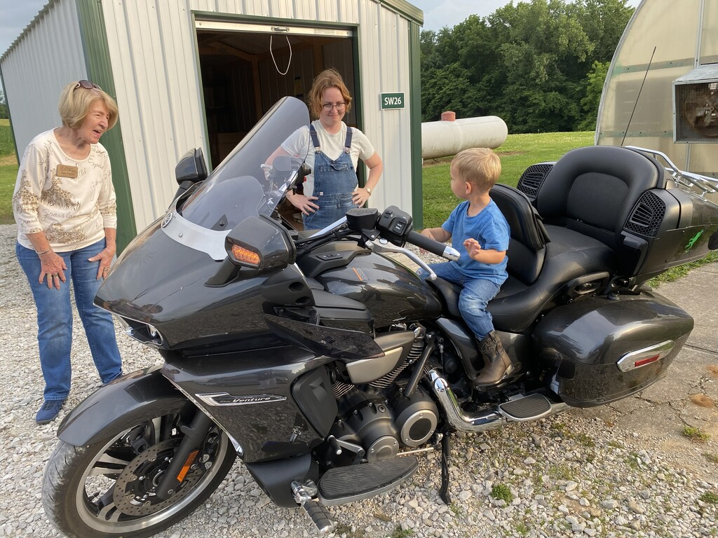 Little boy, big bike by tunia